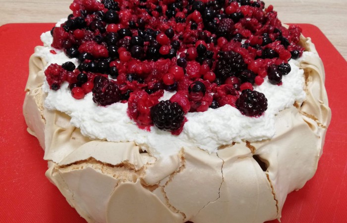 bezowy tort pavlowa
